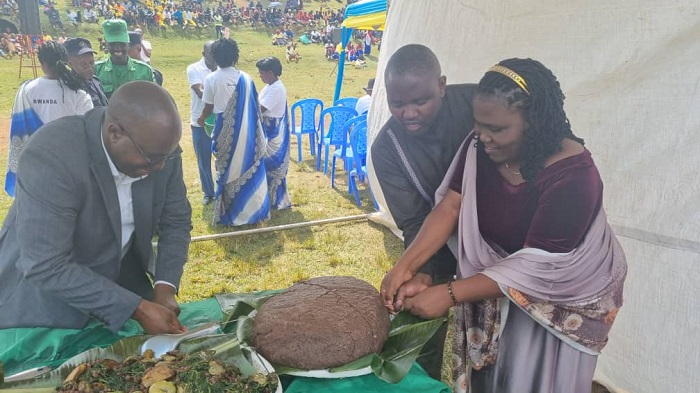 Abayobozi ku rwego rw'Akarere ka Gakenke bafatanyije gukata umutsima w'amasaka mu rwego rwo kurushaho kwishimira umusaruro bejeje 