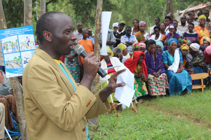 Gakumba, uyobora abamugaye mu Karere ka Kayonza, avuga ko ibigo by'imari byima abamugaye inguzanyo kandi nyamara bafite ingwate.