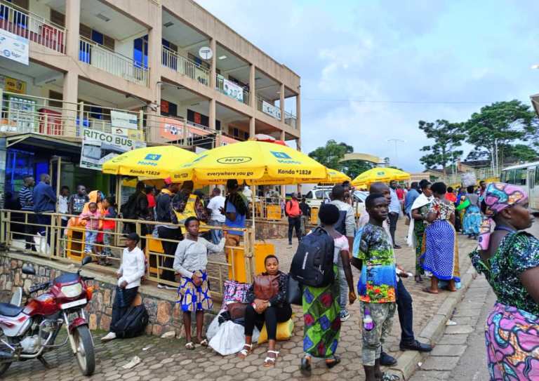 Hari abageze muri Gare basanga amatike yashize, bakomeza kuhicara bategereje ko babona imodoka ibatwara