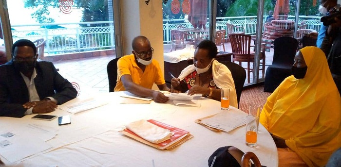 Abahawe ingurane basinya imbere ya Notaire