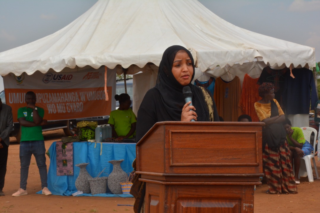 Depite Ndangiza Madine yashimye intambwe umugore wo mu cyaro agezeho, abashishikariza kongera umusaruro w'ibyo bakora