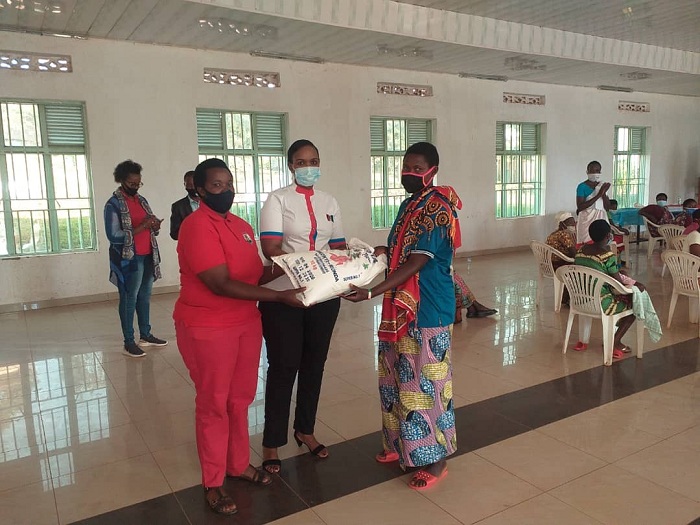 CNF n'Urugaga rw'abagore rushamikiye kuri FPR-Inkotanyi bahaye ibiribwa imiryango ikennye