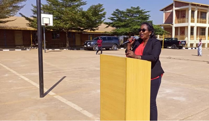 Umuyobozi Nshingwabikorwa w'Akarere ka Gasabo, Pauline Umwali mu gutaha inyubako ya GS Kimironko I