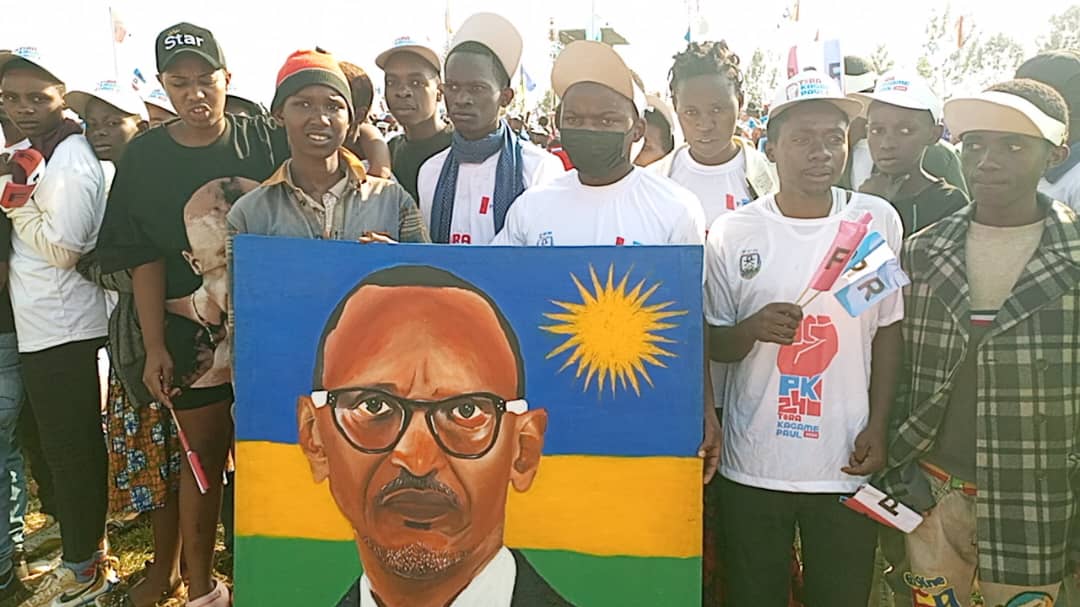 Aba baserukanye iyi shusho (tableau) yakozwe n'uwitwa Dusabimana Celestin, wiga muri Nyundo School of Arts. Atuye mu Mudugudu wa Ruhinga, Akagari ka Ngara, mu Murenge wa Bumbogo mu Karere ka Gasabo