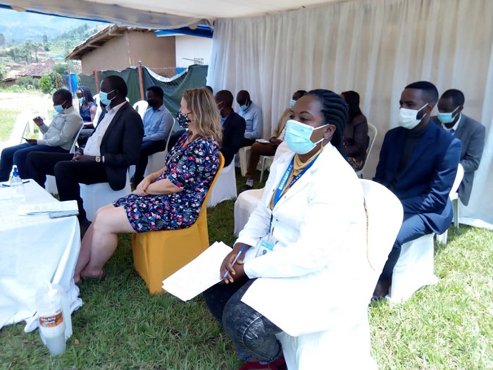 Umuyobozi w'Ikigo nderabuzima cya Gasagara (wambaye itaburiya y'abaganga) avuga ko hari ibikoresho bitakoraga ubu byatangiye gukora bikazarushaho kunoza serivisi