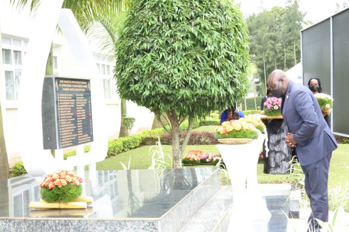 Guverineri Emmanuel K. Gasana mu gikorwa cyo Kwibuka