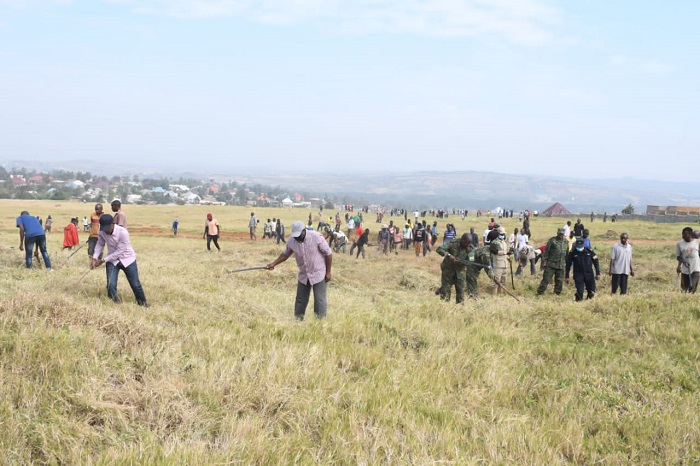 Guverineri Gasana yifatanyije n'abaturage mu gutema ibyatsi bikikije Stade ya Nyagatare
