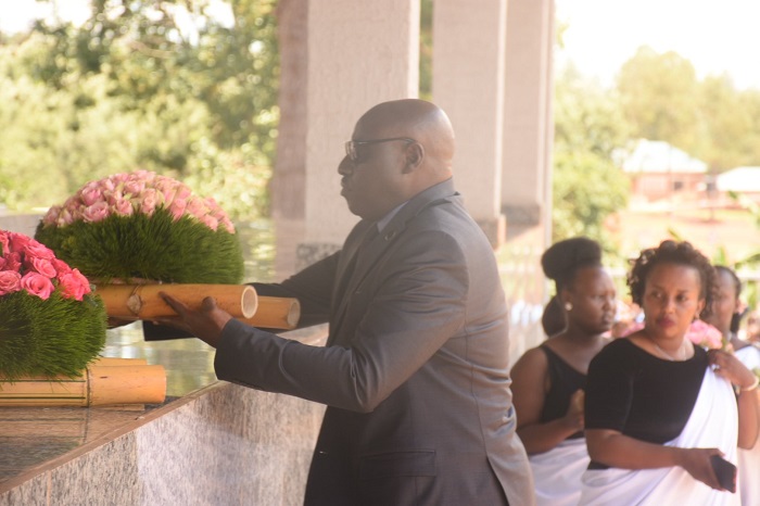 Guverineri Gasana yasabye abaturage kuba hafi abarokotse