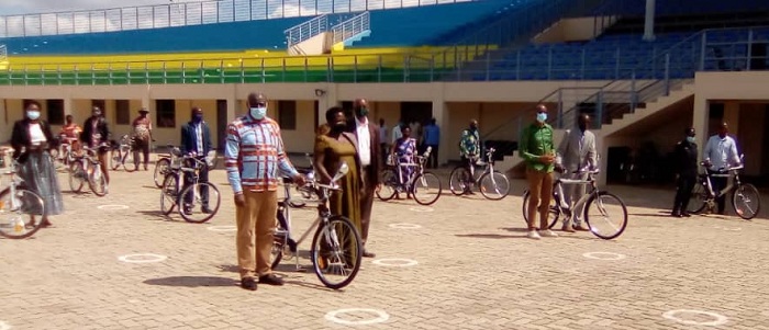 Guverineri Emmanuel Gasana ashyikiriza igare umwe mu bafashamyumvire