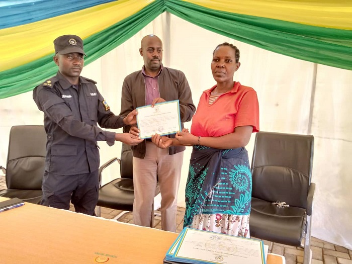 Umuyobozi w'Akarere ka Gatsibo Gasana Richard (uri hagati) avuga ko biyemeje ko abakuze bose bamenya gusoma no kwandika