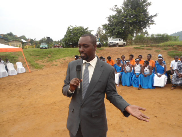 Gashema Samuel akangurira abagbo kwifungisha.