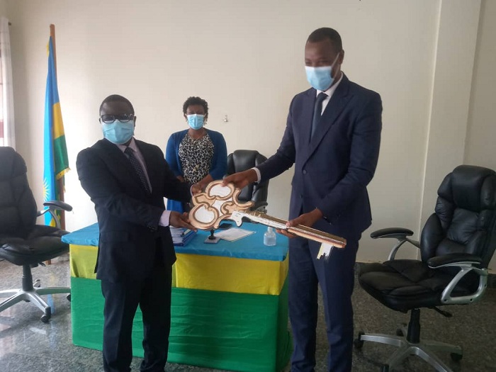 Meya Gashema (iburyo) yashyikirijwe impano y'urufunguzo runini nk'ikimenyetso cy'uko aragijwe imfunguzo zose z'akarere ka Nyaruguru