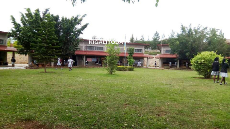 Iri shuri rifite inyubako zigezweho ndetse n'amasomero agezweho afasha abanyeshuri guhora bihugura mu byo biga