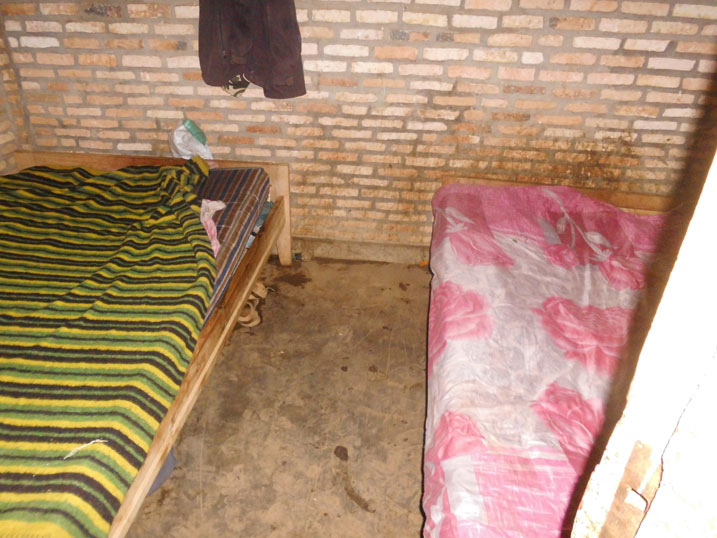 Inzu umuryango wa Gasimba ucumbikiwemo ifite isuku kurusha iyo yabagamo irimo gusanwa.