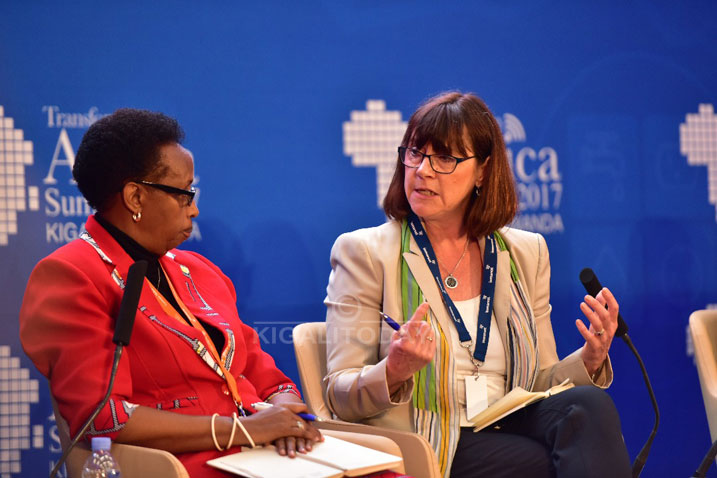 Gasingirwa Marie Christine umuyobozi mukuru ushinzwe siyansi, tekinoloji n'ubushakashatsi muri Minisiteri y'Uburezi (w'ikoti ritukura) mu kiganiro