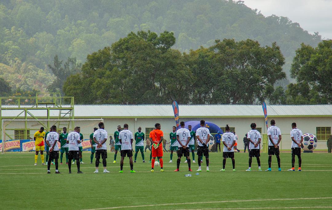 Mbere y'umukino babanje gufata umunota wo kwibuka inzirakarengane zazize Jenoside yakorewe Abatutsi mu 1994