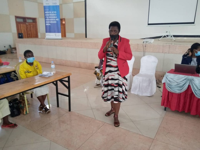 Umukozi w'akarere ushinzwe uburinganire n'iterambere ry'umuryango ari mubatanze ibiganiro muri ayo mahugurwa