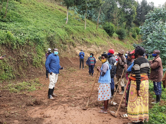 Minisitiri Gatabazi yasabye abagiye guhabwa akazi n