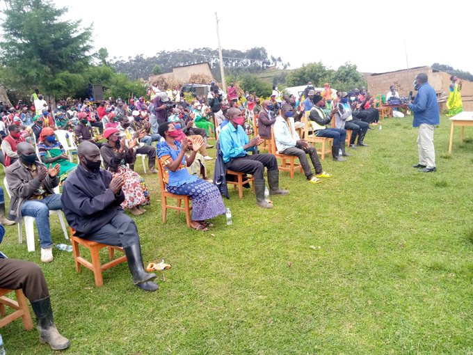 Minisitiri Gatabazi aganiriza abaturage bo mu murenge wa Kivuye