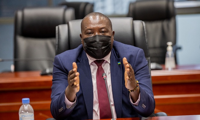 Minisitiri Gatabazi avugako mu minsi iri imbere kujya mu rusengero no mu misa umuntu agomba kuzaba yarakingiwe Covid-19