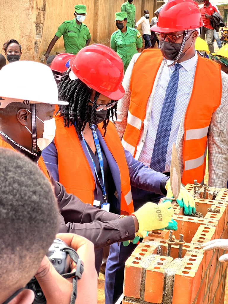 Minisitiri w'Ubutegetsi bw'Igihugu(wambaye ingofero y'umweru), Dr Karusisi (hagati) na Pudence Rubingisa, batangiza imishinga yo kubakira abaturage inzu zigezweho hafi ya Ruhurura ya Mpazi muri Gitega