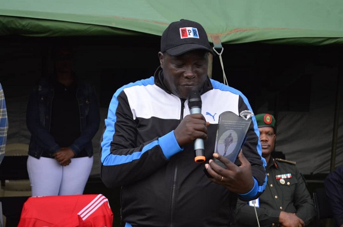 Guverineri Gatabazi yakiriye igikombe yasabwe gushyikiriza Perezida wa Repuburika