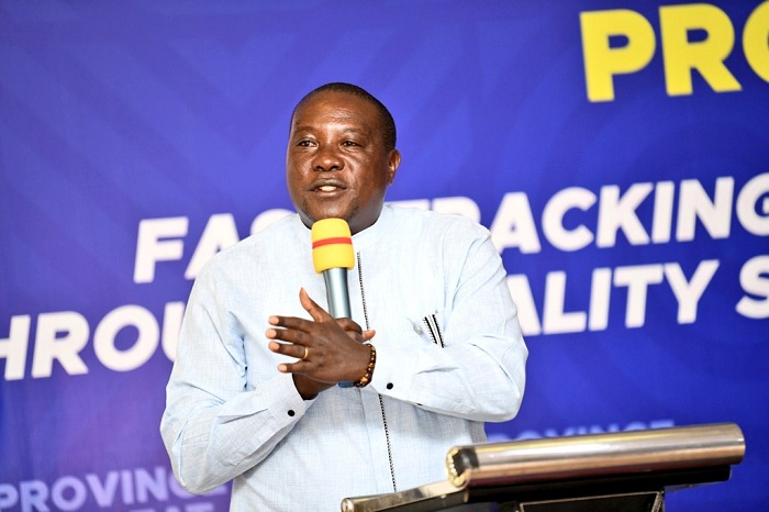 Minisitiri Gatabazi avuga ko bidakwiye ko umuyobozi yicara ngo atekane igihe abaturage bafite ibibazo bitarakemurwa