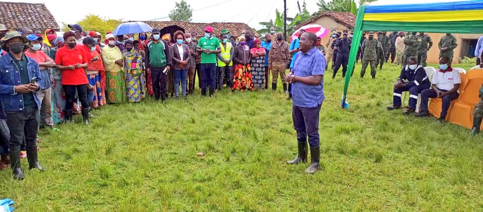 Minisitiri Gatabazi yasabye abaturage gukomeza kubungabunga ubutaka n'urusobe rw'ibinyabuzima