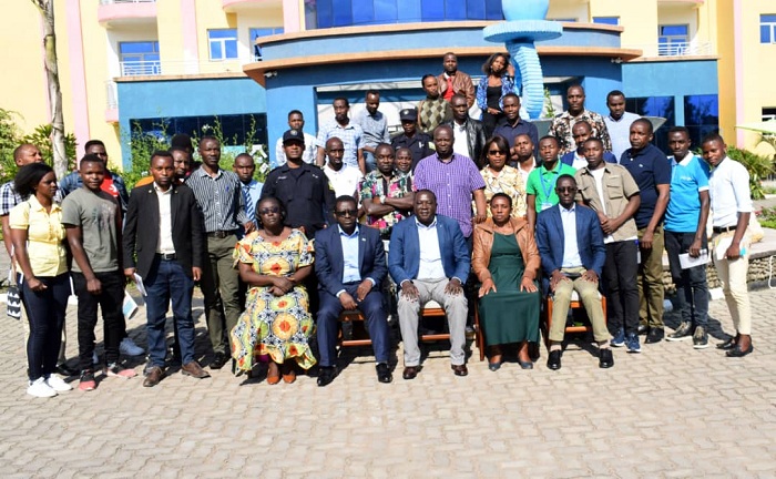 Ifoto y'abanyamakuru n'abayobozi bitabiriye inama