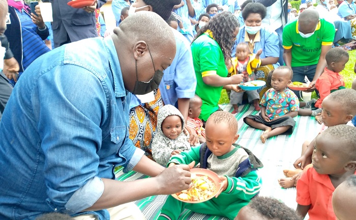 Minisitiri Gatabazi yabwiye ababyeyi ko nta rwitwazo bagombye kugira kuko ibyo bakagaburiye abana bihari