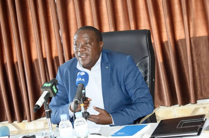 Guverineri Gatabazi avuga ko abaturage bo mu Kinigi bamuhamagae bamutabaza ko batewe nyuma yo guhamagara ubuyobozi bubegereye bakababura