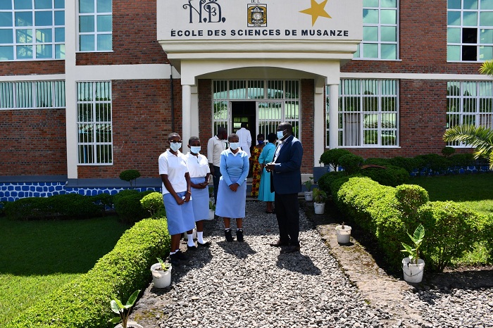 Abanyeshuri biga muri Ecole des Sciences de Musanze baganirizwa na Guverineri Gatabazi mbere yo kwinjira mu ishuri
