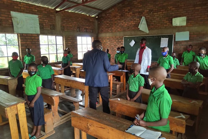 Guverineri Gatabazi yasuye n'ishuri ribanza rya Bukane