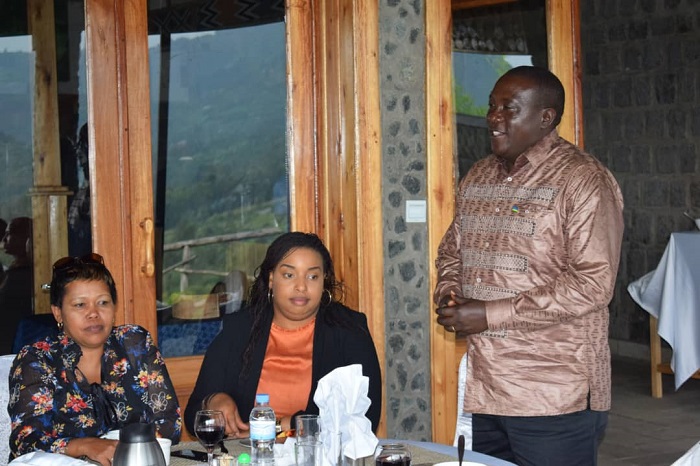 Guverineri Gatabazi yababwiye ko yaba mu bukerarugendo, ubuhinzi, uburezi hose bashobora kuhashora imari