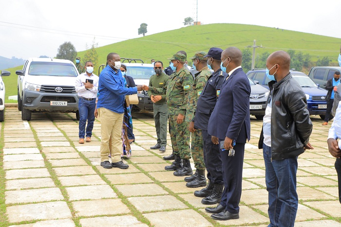 Minisitiri Gatabazi n'abamuherekeje basura ubuyobozi bwa Pariki ya Gishwati-Mukura