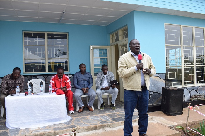 Guverineri Gatabazi yasabye abakinnyi kongera gutekereza bashakira amakipe yabo intsinzi