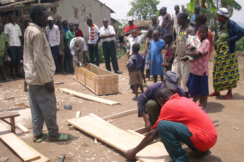 Gatabazi ubwo yabarizwaga isanduku ye ngo ashyingurwemo.