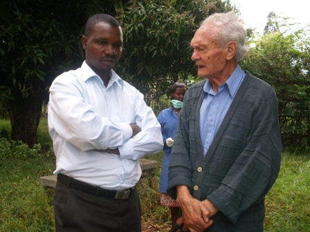 Jean Pierre Nkundiye, umuyobozi w'umurenge wa Mukingo (ibumoso) na Furere Sabin (iburyo).