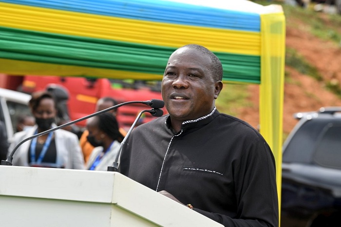 Minisitiri Gatabazi ashimira abarimo kwiyubakira ibiro by'utugari, asaba n'abandi kubareberaho