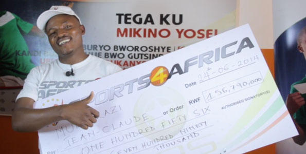 Jean Claude Gatoya Munyakazi yerekana checque ya miliyoni 156 yatsindiye muri LPS.