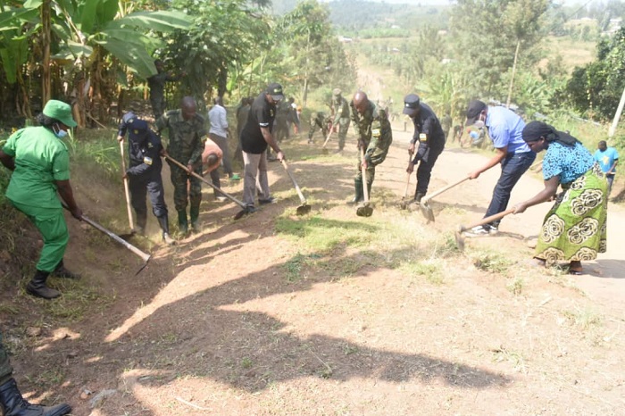 Umuyobozi w'Akarere ka Gatsibo n'inzego z'umutekano bifatanyije n'abaturage gutunganya umuhanda