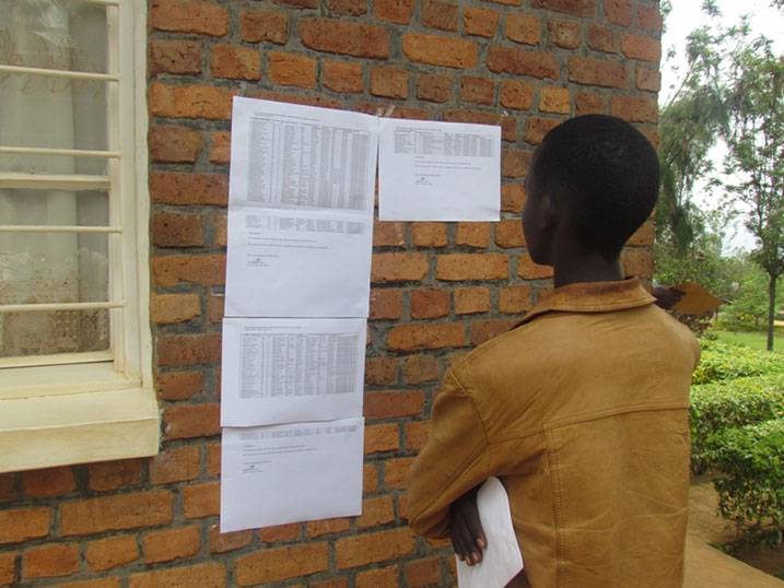 Bamwe mu banyeshuri bireba ku ma lisiti bakibura abandi bakibona.