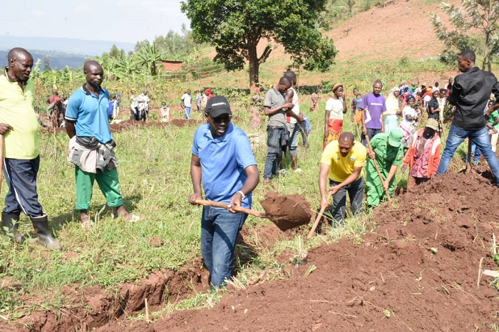 Umuyobozi w'Akarere ka Gatsibo Gasana Richard yifatanyije n'abaturage ba Rubona mu gucukura imirwanyasuri