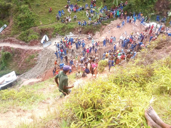 Umusozi waramanutse utwikira ahacukurwaga