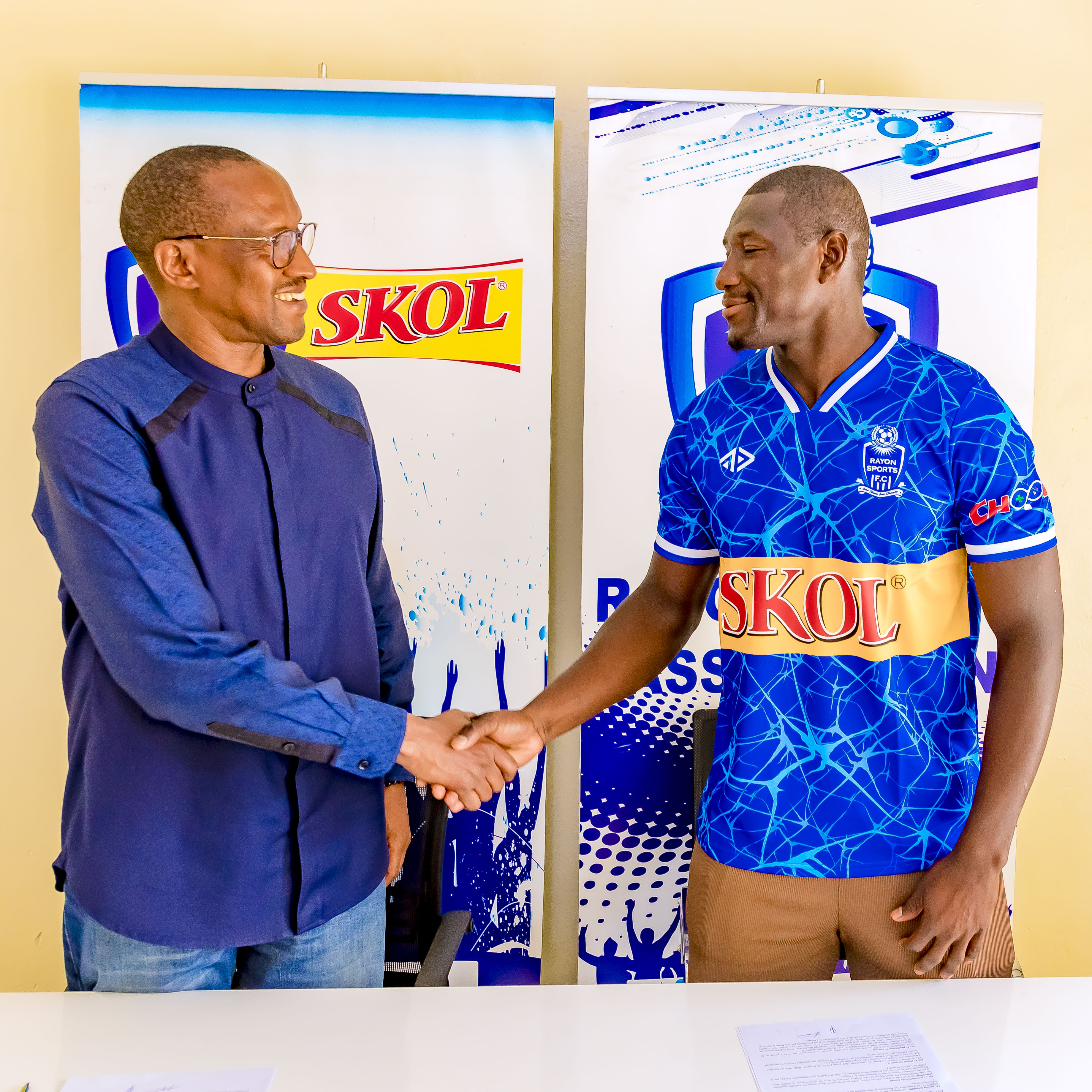 Alsény Camara Agogo ubwo yasinyaga muri Rayon Sports