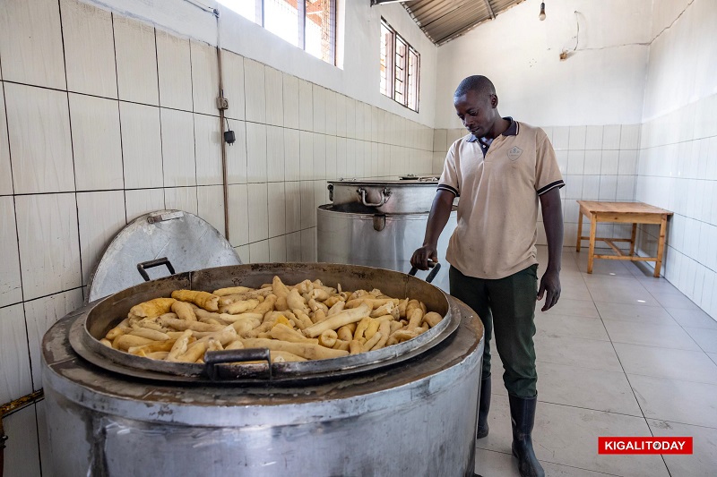 Gutekesha gaze byatumye abanyeshuri basigaye babonera amafunguro ku gihe