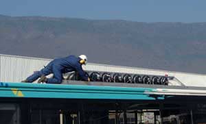 Ifoto igaragaza ibicupa bya gaz biri hejuru ya bus