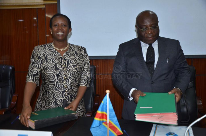 Abaminisitiri bombi nyuma yo gusinya amasezerano