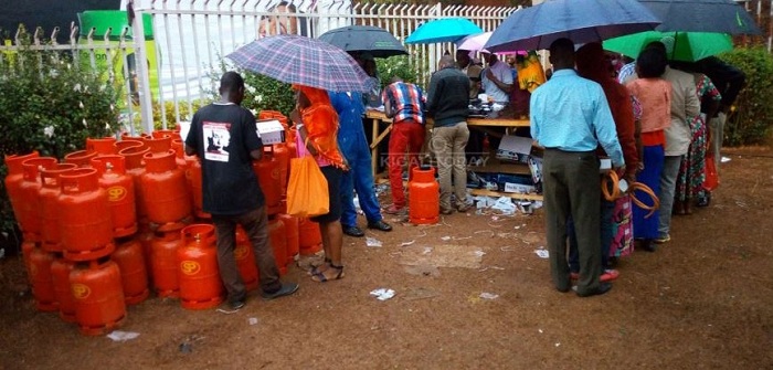 Gaz isigaye igurwa n'umugabo igasiba undi