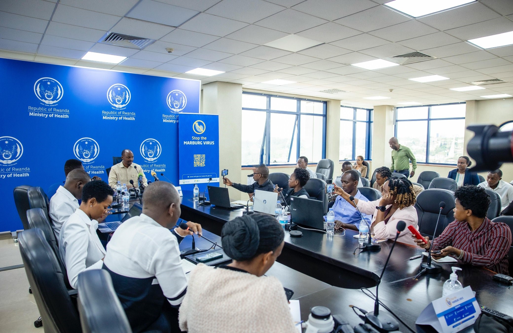 Dr Nsanzimana avuga ko umuntu wakoraga muri icyo kirombe yatashye iwe arwaye ajya kwivuza arakira ariko yanduza umugore we iranamuhitana